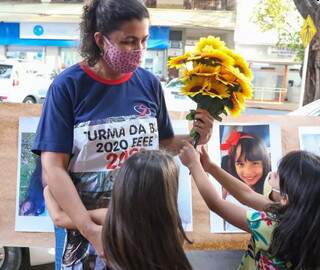 Até flores a educadora recebeu, um buquê de girassóis, suas favoritas (Foto: Paulo Francis)