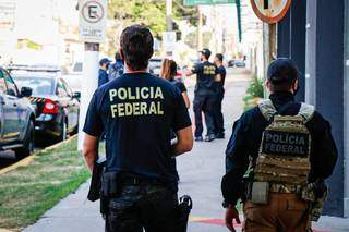Policiais federais na rua durante Operação &#34;Status&#34;, contra organização criminosa que lavava dinheiro do tráfico. (Foto: Arquivo/Campo Grande News)