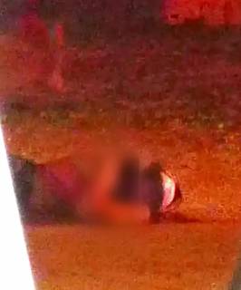 Mulher foi encontrada morta com capacete cor-de-rosa na cabeça (Foto: Direto das Ruas) 