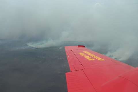 Aviões que lançam água não podem decolar por causa de fumaça intensa no Pantanal