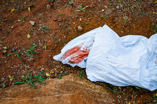 Hoje de manhã, no local onde ocorreu o crime, ainda estava o lençol usado para cobrir o corpo da jovem (Foto: Henrique Kawaminami) 