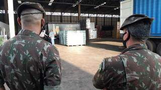 Militares do Exército na entrega dos fardos de bebidas que serão enviados ao Pantanal (Foto: Divulgação)