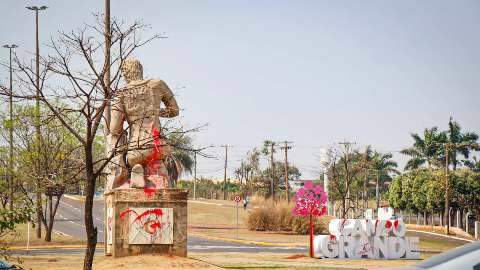 Prefeitura procura responsáveis por tinta em monumentos da Capital
