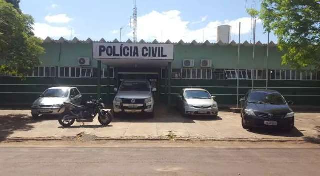 Trio invade escrit&oacute;rio e rende funcion&aacute;rios durante roubo de caminhonete