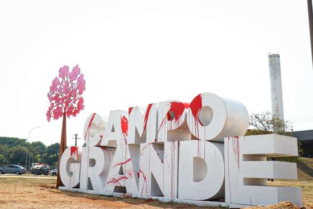 V&acirc;ndalos jogam tinta vermelha em monumento que faz homenagem &agrave; Capital