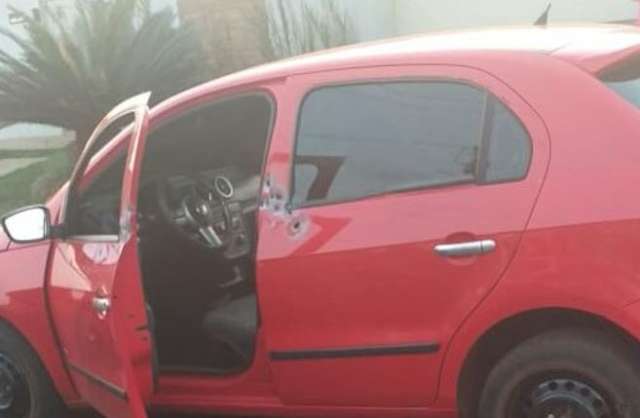 Baleado em ve&iacute;culo, fugitivo sai correndo e se esconde em quintal 