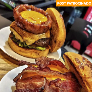 Onion Bacon e NaBrasa Bacon estão entre os lanches mais pedidos do NaBrasa Burguer (Foto: Divulgação)