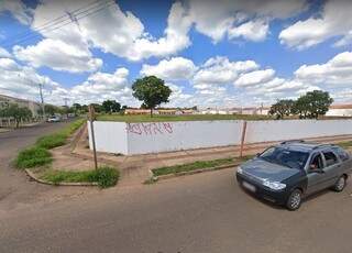 Jovem &eacute; agarrada, grita e se livra de assaltante em ponto de &ocirc;nibus 