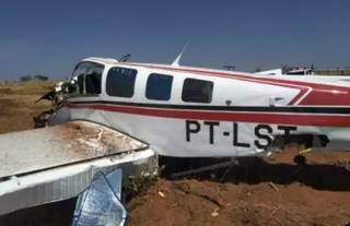 Avião acidentado em Camapuã, nesta manhã, ficou com a parte dianteira destruída. (Foto: Direto das Ruas)