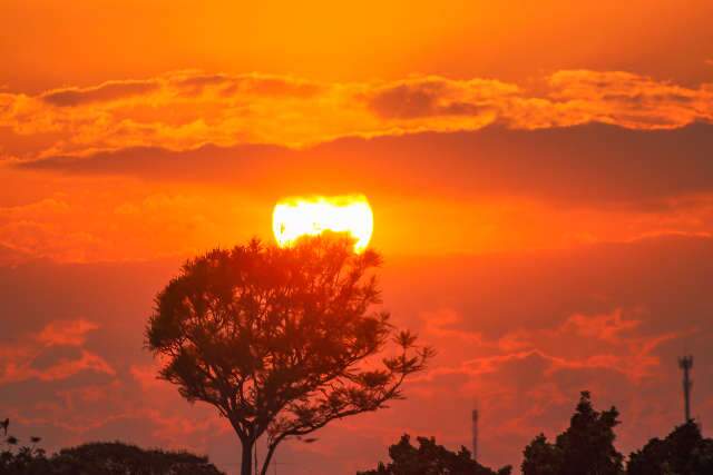 Primavera &quot;pega fogo&quot; nas ruas, com recorde de 44&deg;C  em dia insuport&aacute;vel