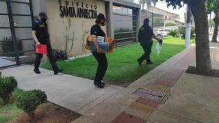 Agentes do Gaeco deixam apartamento de empresário em Dourados (Foto: Adilson Domingos)