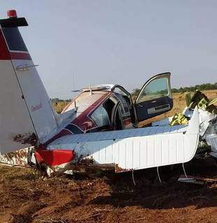 Aeronave danificada em área de pastagem da Fazenda Vale do Rio Verde (Foto: Direto das Ruas)