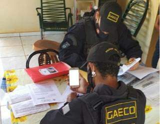 Policiais do Gaeco durante buscas da Operação Decibéis, hoje em Dourados (Foto: Divulgação)