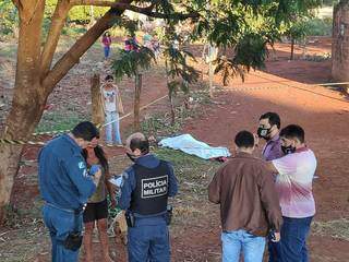 Policiais e moradores em cenário de assassinato na Aldeia Jaguapiru, em Dourados. (Foto: Adilson Domingos)