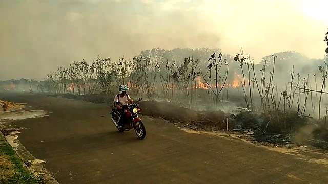 Fogo em terreno baldio se aproxima de casas no Residental Terra Morena