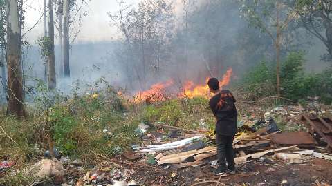 Incêndio começa em lixão e destrói barracos na Favela da Conquista