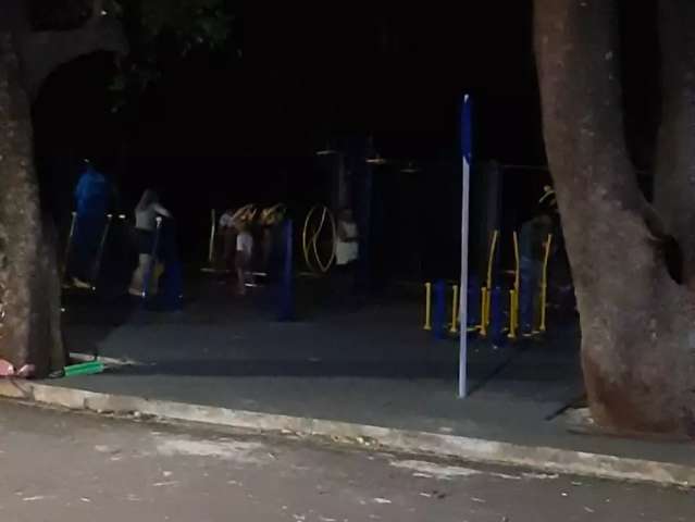 Moradores reclamam de falta de ilumina&ccedil;&atilde;o em parque da Vila Popular