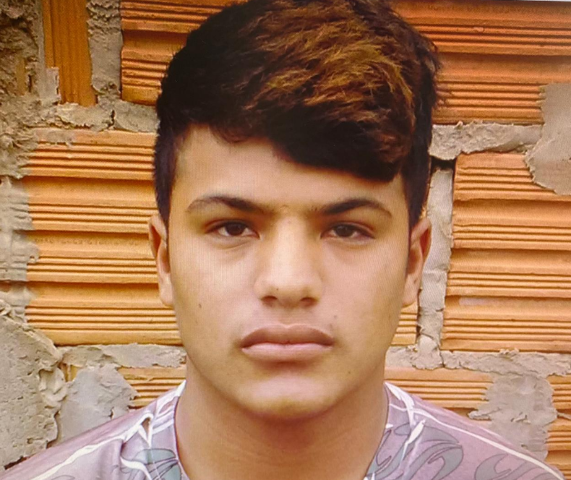 Pol&iacute;cia divulga foto de suspeito de assassinar jovem de 18 anos com oito tiros 