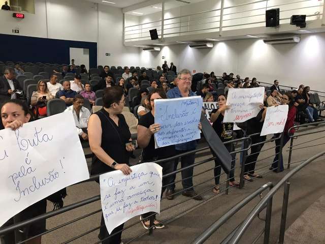TJ confirma decis&atilde;o e pro&iacute;be troca de professores de alunos com defici&ecirc;ncia