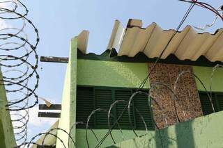 Sobrado teve o telhado afetado por redemoinho na Rua Silveira Martins. (Foto: Kísie Ainoã)