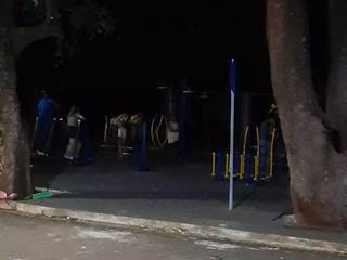 Crianças brincam em meio a escuridão do Parque da Vila Popular. (Foto:Direto das Ruas)