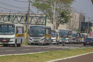Veículos foram estacionados nos altos da Avenida Afonso Pena, em Campo Grande (Foto: Marcos Maluf)