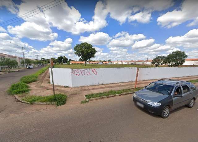 Jovem &eacute; agarrada, grita e se livra de assaltante em ponto de &ocirc;nibus 