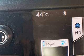 Em carro de dentista, registro de 44°C foi parar nas redes sociais. (Foto: Reprodução)