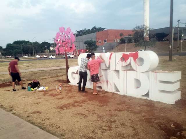 Com &aacute;gua e sab&atilde;o, moradores se &uacute;nem para limpar monumentos &quot;pichados&quot;