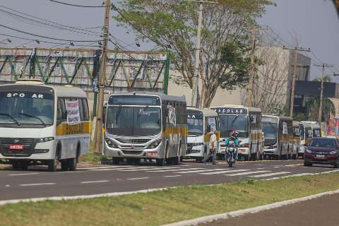 Empresários do transporte escolar fazem protesto na avenida Afonso Pena
