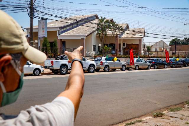 Sem lei, garagistas lotam ruas com carros e acabam com vagas para estacionar