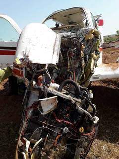 Parte dianteira do avião ficou completamente destruída. Foto: (Direto das Ruas)