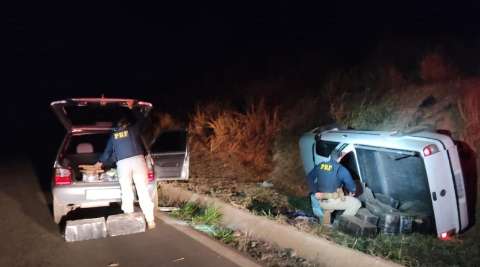 Motorista tomba carro em perseguição e polícia apreende meia tonelada de maconha