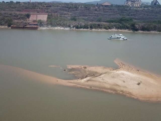 Banc&otilde;es de areia se formam no meio do Rio Paraguai e prejudica navega&ccedil;&atilde;o 