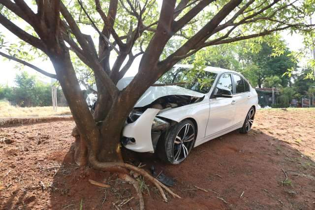 Motorista bate BMW em &aacute;rvore ap&oacute;s perder controle da dire&ccedil;&atilde;o na Nelly Martins