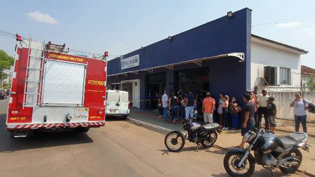 Princ&iacute;pio de inc&ecirc;ndio em funer&aacute;ria faz fam&iacute;lias abandonarem vel&oacute;rios correndo 