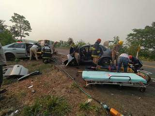Socorristas atendendo vítimas de acidente em trecho da rodovia BR-262 (Foto: João Eric/O Pantaneiro)