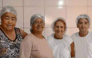Cooperativa de mulheres extrai a casca do barbatimão em Anastécio (Foto: Reprodução/Instagram)
