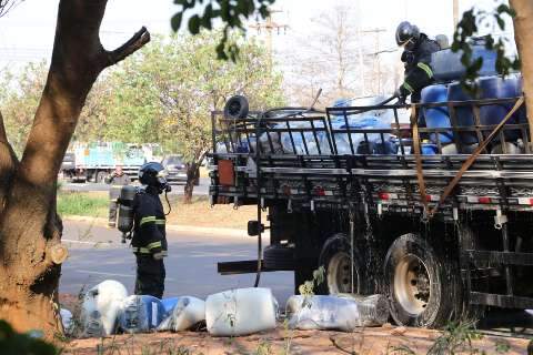Inc&ecirc;ndio em carga de produtos qu&iacute;micos interdita rua do Rita Vieira