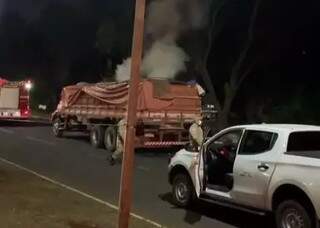 Carga de produtos qu&iacute;micos &eacute; transferida para outro caminh&atilde;o ap&oacute;s inc&ecirc;ndio 