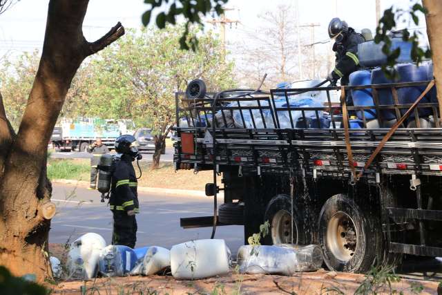Inc&ecirc;ndio em carga de produtos qu&iacute;micos interdita rua do Rita Vieira