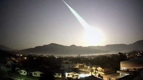 Meteoro com luminosidade superior à da Lua transforma noite em dia no Sul