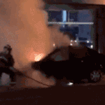 Carro recém saído da garagem é destruído pelo fogo; dono fica desolado