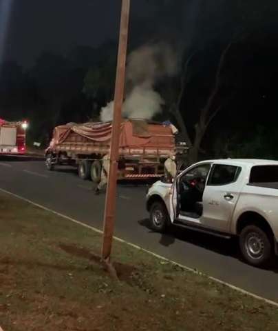 Carga de produtos qu&iacute;micos &eacute; transferida para outro caminh&atilde;o ap&oacute;s inc&ecirc;ndio 