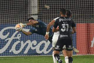 Com defesas de Jo&atilde;o Paulo, Santos bate Olimpia e est&aacute; nas oitavas de final 