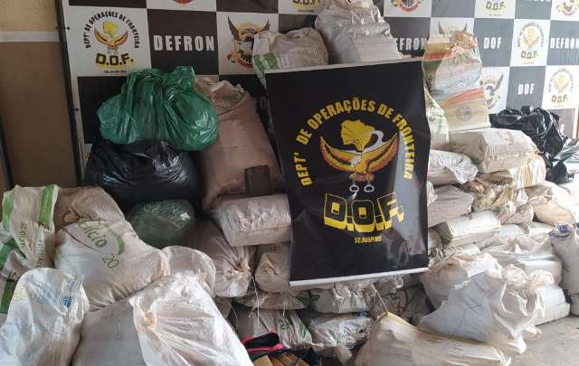 Grupo &eacute; preso com quatro ve&iacute;culos e quase 1,5 tonelada de maconha no interior 