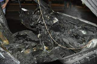 Interior do veículo completamente queimado e destruído. Foto: (Márcio Rogério / Nova News