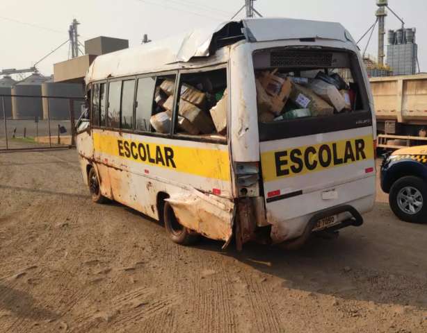 Em fuga, traficante capota micro-&ocirc;nibus escolar lotado de maconha