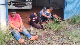 Traficantes presos durante a operação desta tarde. (Foto: Adilson Domingos)