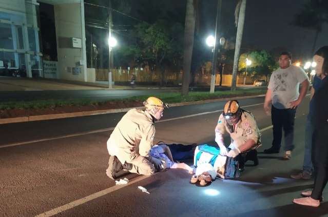 Ciclista morre no hospital ap&oacute;s ser atropelado por motociclista em avenida 